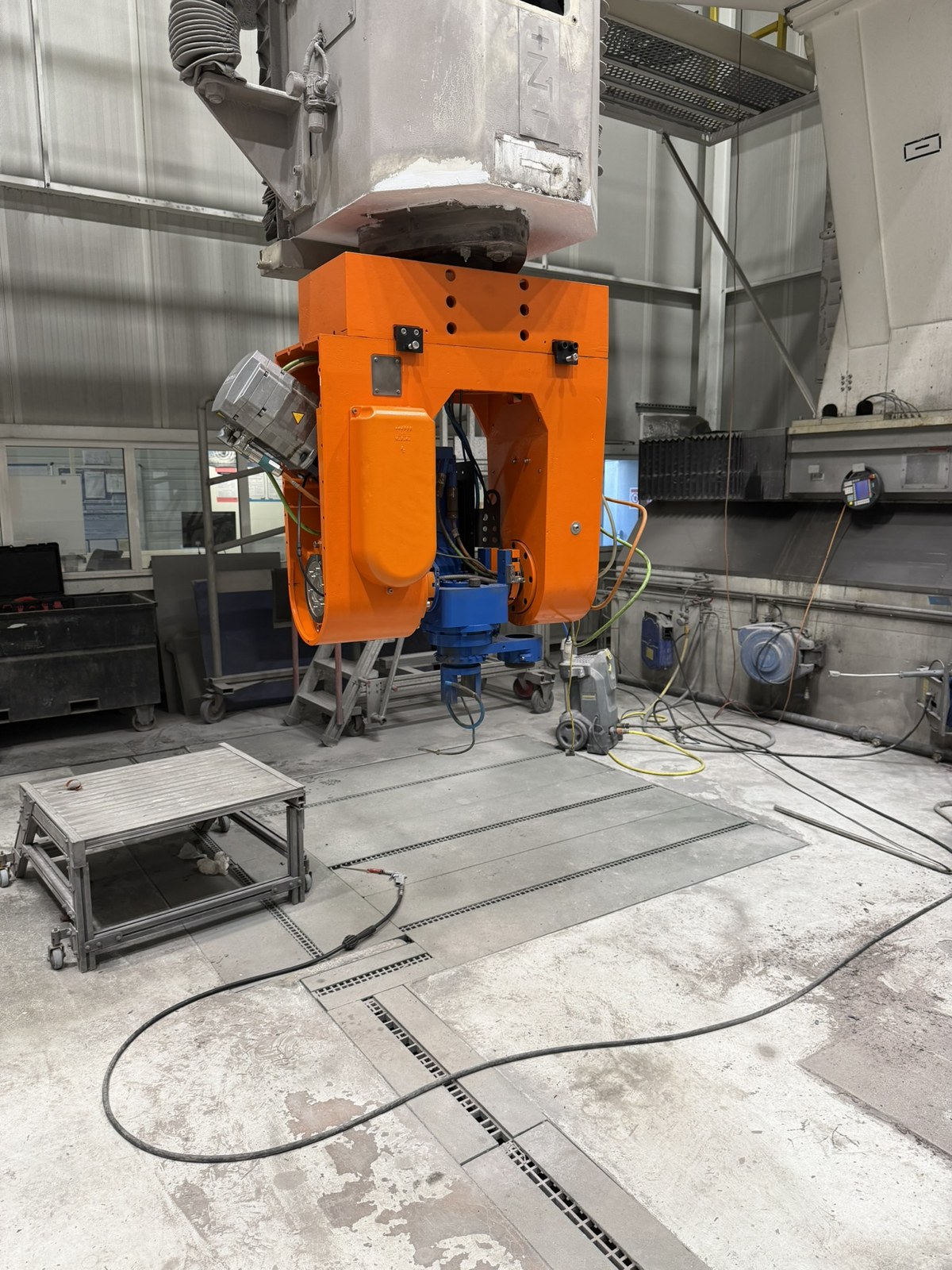5-axis waterjet cutting head on the gantry during exchange